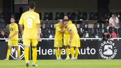 Cristian Herrera celebra con Lucas y Yeremay su gol al Cartagena