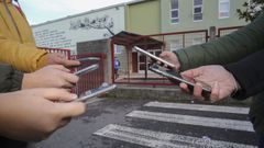 J�venes de ESO aprovechan los �ltimos minutos antes de entrar en clase para usar el m�vil