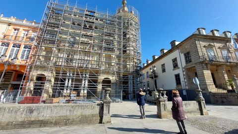 El consistorio de Ribadeo, a la derecha, y la Torre de los Moreno