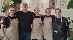 Manuel Rey y Vanessa Amor con el resto del equipo de Onde Keiras, restaurante de Bertamir�ns inaugurado en mayo del 2024 bajo el lema de �comida, copa e conversa� en el n�mero 5 de la calle Rueiro.