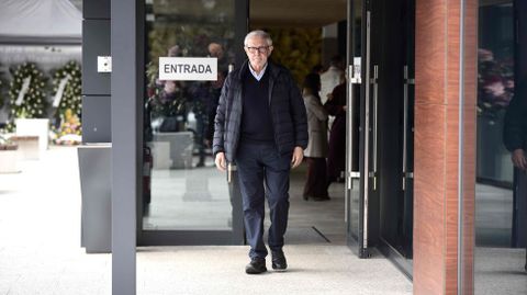 Emilio P�rez Touri�o, a la salida del tanatorio donde se est� velando a Ant�n Louro.