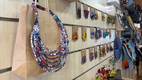 Tambi�n cuentan con una l�nea de bisuter�a, con dise�os propios y piezas elaboradas por una cooperativa de mujeres africana.