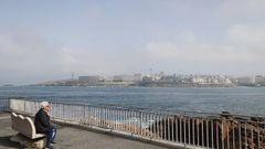 En la imagen se aprecia el estado del cielo ayer en A Coru&ntilde;a, donde se combin&oacute; la niebla con el polvo que llegaba del norte de &Aacute;frica