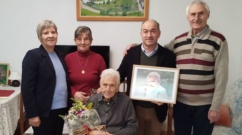 Serafina Barbazn y sus hijos con Tojo, que los visit para felicitarla.