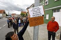 Vecinos de tres lugares de Mourente, el pasado lunes, exigieron en la calle el saneamiento. 