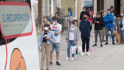 Colas en Lugo para someterse aos test de antxenos da Xunta na unidade mbil