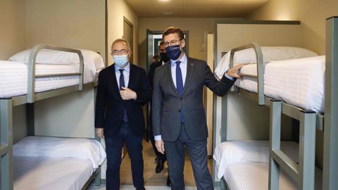 El presidente de la Xunta y el alcalde de Santiago en una de las habitaciones