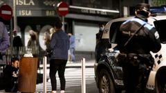 La Polic�a Local de Santiago, en uno de los operativos por la movida nocturna