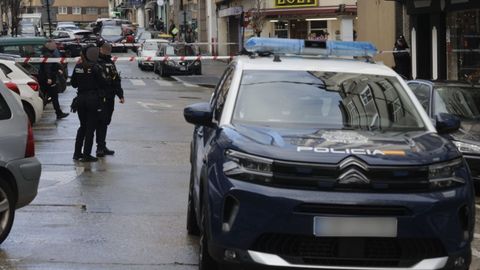 Intervenci�n de la Polic�a Nacional en una vivienda del Agra do Orz�n por el atrincheramiento de un hombre armado.