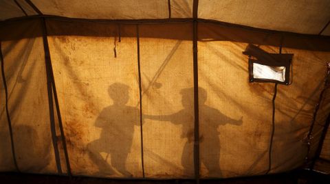 Las sombras de dos nios en una tienda del campamento de Idomeni.