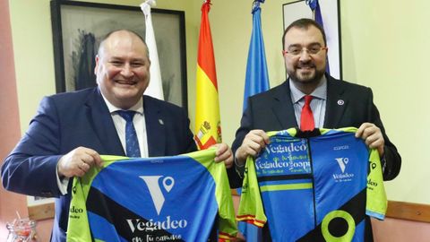 El alcalde de Vegadeo, a la izquierda, con el presidente del Principado, Adri�n Barb�n
