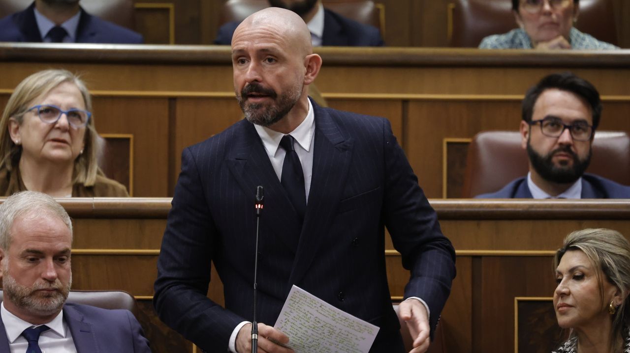 Vox arremete contra el «clan gallego» del PP y lo acusa de «prácticas de contrabandistas de ría»