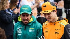 Fernando Alonso y Oscar Piastri.Fernando Alonso con Oscar Piastri, piloto de McLaren