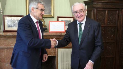 El rector de la Universidad de Oviedo, Santiago Garc�a Granda, y el presidente de Caja Rural de Asturias, Jos� Mar�a Quir�s Rodr�guez