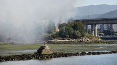 El humo y las llamas del incendio forestal de A Puntada, en Poio, es visible desde Pontevedra