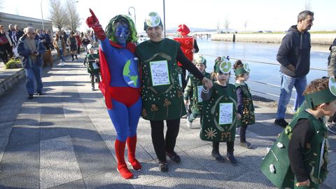 El colegio San Tom� desfilo por las calles de Cambados