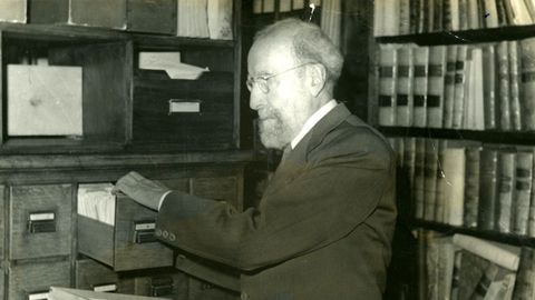 Men�ndez Pidal consultando un fichero en su estudio-biblioteca madrile�o