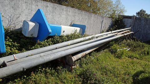 Mal estado de las instalaciones del campo de f�tbol y pistas de atletismo de A Alta en Pobra