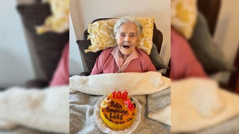 Dolores Gonzlez, con la tarta de su 108 cumpleaos