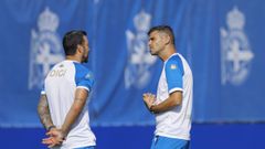 Antonio Hidalgo charla con uno de sus ayudantes durante el entrenamiento ms reciente del Deportivo