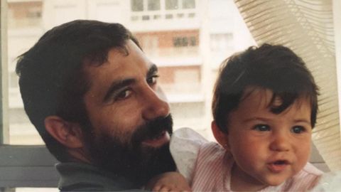 El candidato a la alcaldía de Oviedo en una imagen junto a su única hija.