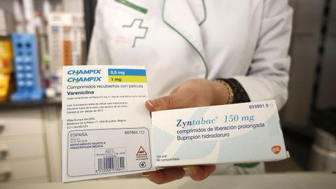 Un farmacéutico muestra una caja de Champix y una de Zyntabac, otra de las opciones farmacológicas para dejar de fumar