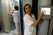 La doctora Lidia P�rez con una enfermera en las cabinas de fototerapia de Coia.