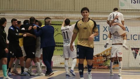 Turbi y Orzez festejan el  triunfo enfrentamiento entre O Parrulo Ferrol y el Crdoba.