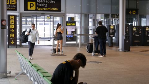 Alvedro recupera la normalidad tras 35 asumiendo los vuelos de Lavacolla