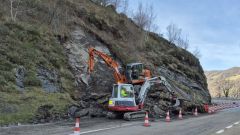 Trabajos de limpieza en la N-630, en el Puerto de Pajares, tras un argayo.