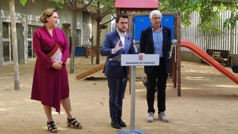 El presidente de la Generalitat, Pere Aragons; la alcaldesa de Barcelona, Ada Colau, y el consejero de Salud, Manel Balcells, este jueves en un colegio en Barcelona en un acto contra la obesidad 