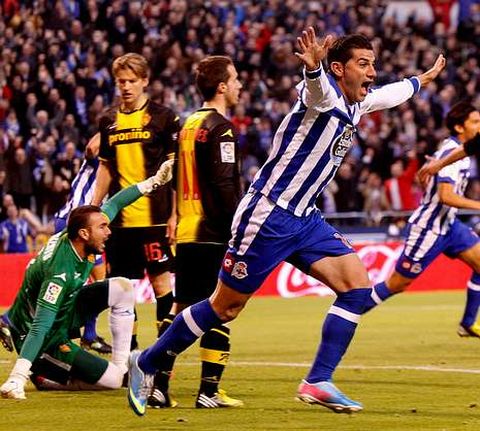 Riki festeja el gol del triunfo sobre el Zaragoza en Riazor.