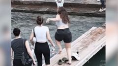Fotograma del vdeo que muestra el rescate del nio en el ro de la localidad de Fenghuang
