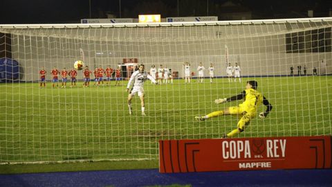 Los penaltis marcaron la diferencia y le dieron la victoria al Pontevedra en O Couto