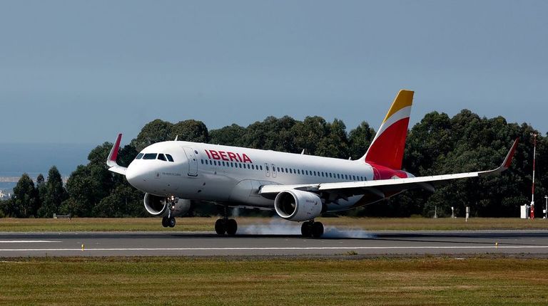 Imagen de un avin de Iberia en el aeropuerto de Alvedro, donde conecta la terminal coruesa con ciudades como Madrid