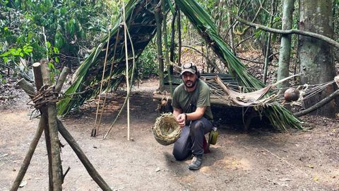 Xacobe Fernández posa en el campamento que ayudó a construir desde cero
