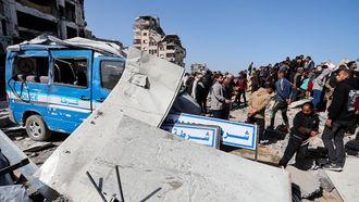 Varios ciudadanos palestinos inspeccionan el lugar de un ataque israel� contra una comisar�a de polic�a de Ham�s el s�bado, en la Ciudad de Gaza.