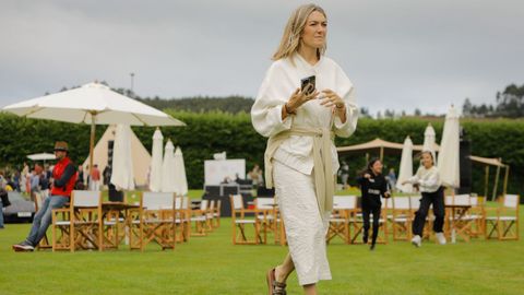 Marta Ortega, vestida de blanco, en Casas Novas