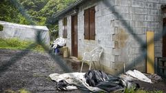 Delante de la infravivienda en la que vivan los fallecidos ya no est el coche que dejaron tapado con una lona.