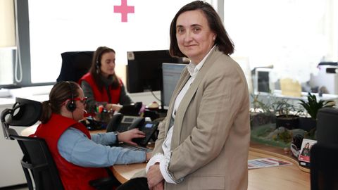 Mercedes Casanova, en la sala desde la que se atiende la teleasistencia en la sede central de Cruz Roja Galicia en A Corua.