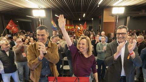 El presidente del Gobierno, Pedro S�nchez, y la secretaria general del PSOE de Arag�n, Pilar Alegr�a, y el secretario general del PSOE de Teruel, Rafael Gu�a.