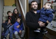 El marinero Gabriel Ca�iz�s con su esposa Tania Trigo y sus hijos Unai, Iago y Gabriel. 