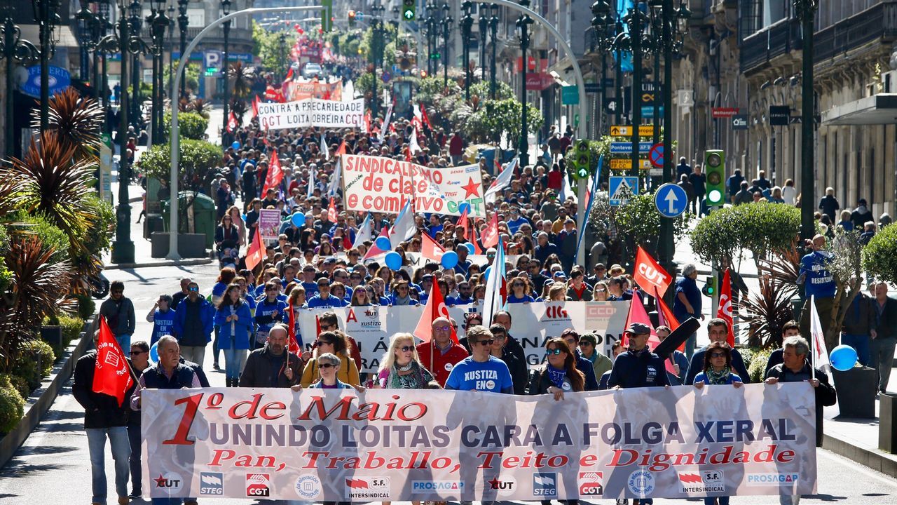 Miles de personas se manifiestan en el centro de Vigo por el 1 de mayo