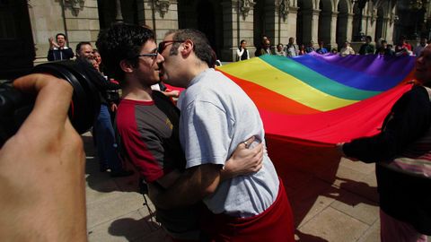 Fito Ferreiro se besa con su parejaen la plaza de Mara Pita en el Orgullo del 2005