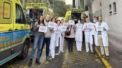 Concentraci�n de m�dicos de urgencias, este lunes, en la entrada del Hospital Montecelo, en Pontevedra
