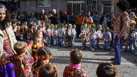 El multitudinario desfile escolar de entroido de Xinzo llen las calles del municipio