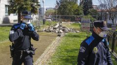 Agentes locales, ayer, en la parcela de la antigua Fenya
