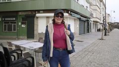 Keny, delante del local, que da al callej�n y al paseo mar�timo de Ares