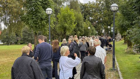 Numerosos ciudadanos se congregan desde a primera hora de la ma�ana de este domingo en los alrededores de la iglesia de la localidad de Asker, a unos veinte kil�metros al suroeste de Oslo, a la que asistir� la familia real noruega, a excepci�n de la reina Mette-Marit, para participar en la misa por el rey Harald V.