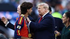 Donald Trump junto a Ferran Torres, autor del gol de la final.